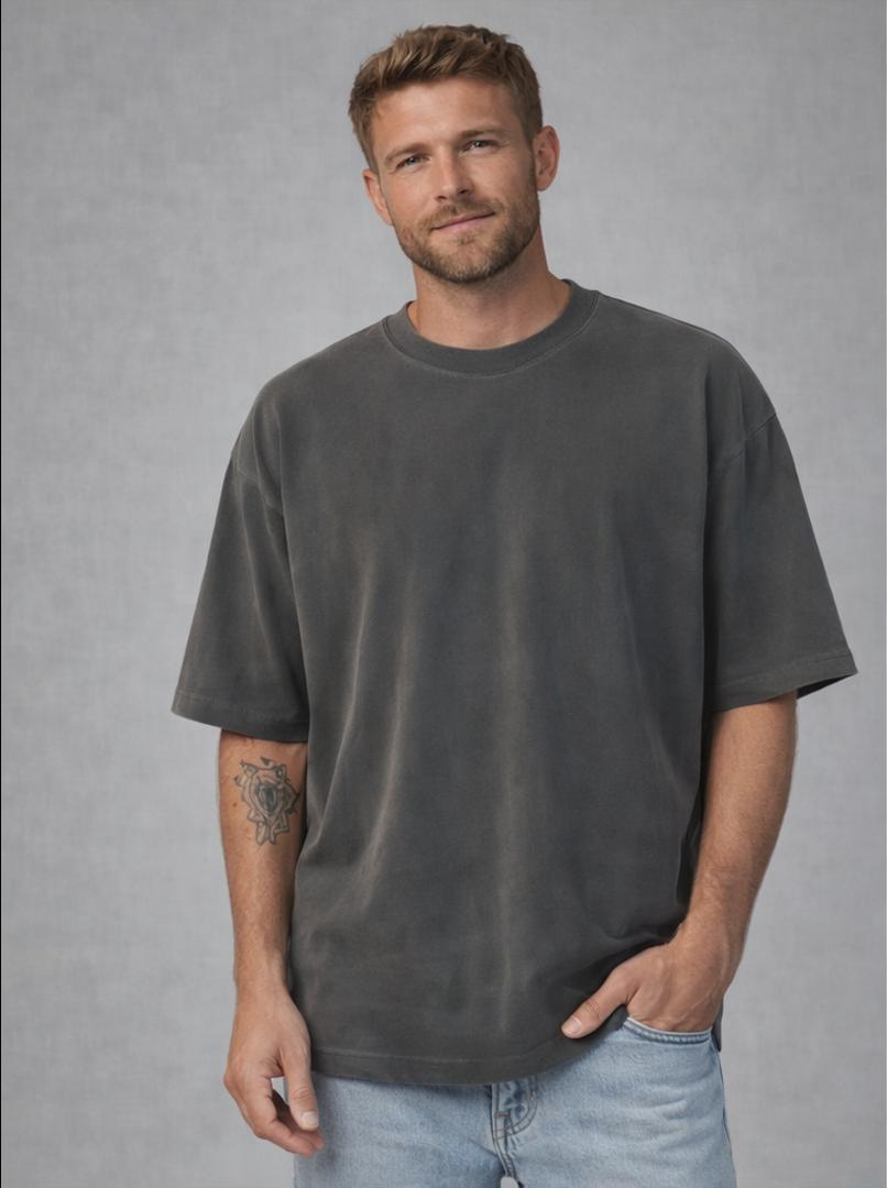 Camiseta oversized BOX Suedine Vistaraw na cor grafite, com tecido suave, estilo casual e confortável, vista frontal.