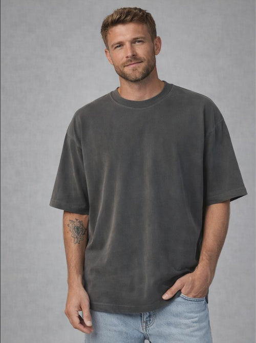 Camiseta oversized BOX Suedine Vistaraw na cor grafite, com tecido suave, estilo casual e confortável, vista frontal.