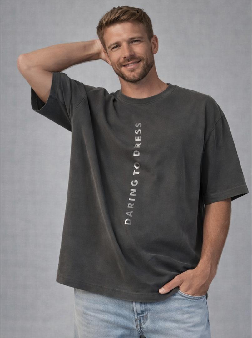 Camiseta oversized Vistaraw BOX Suedine na cor grafite, tecido suave, estilo casual e confortável, vista de frente