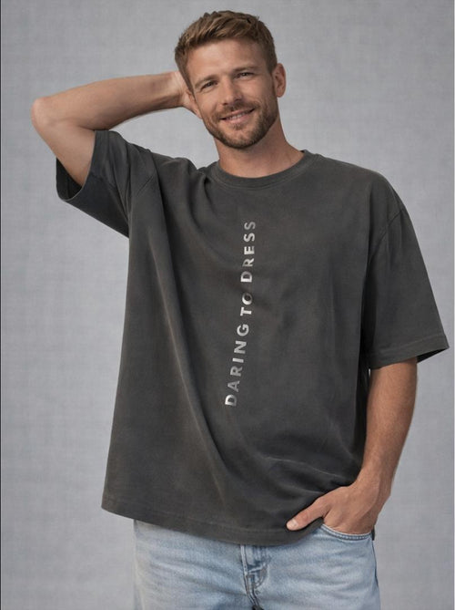 Camiseta oversized Vistaraw BOX Suedine na cor grafite, tecido suave, estilo casual e confortável, vista de frente