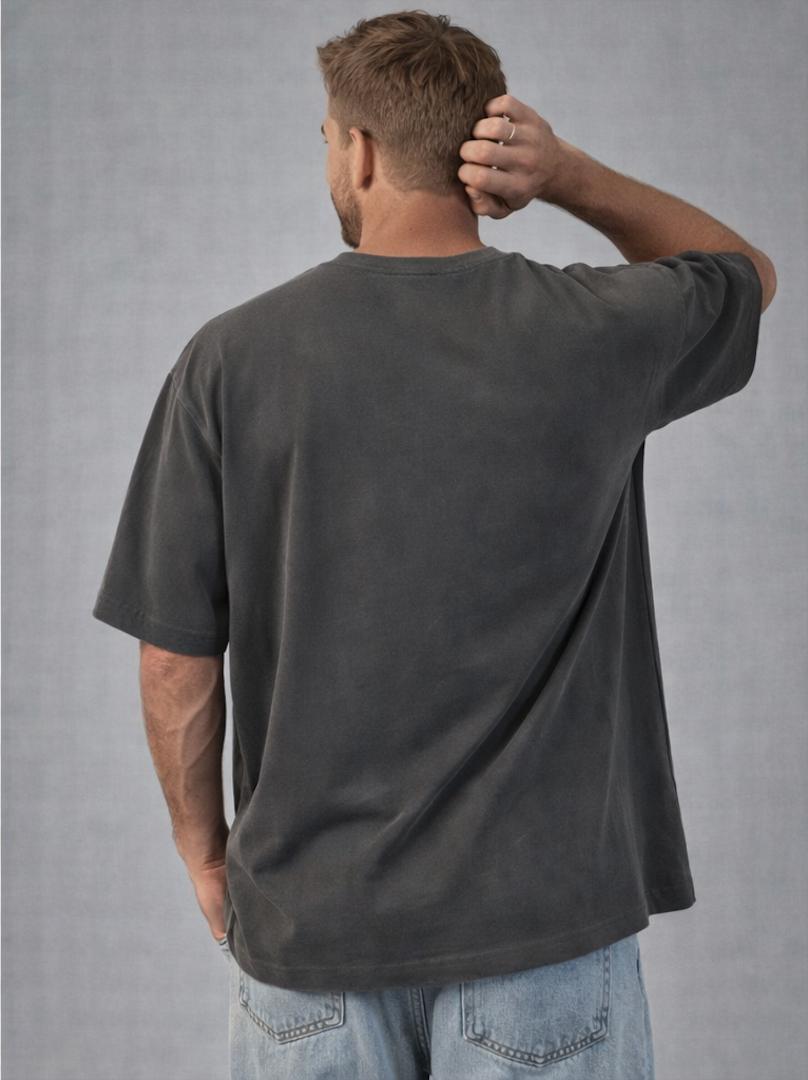 Camiseta oversized Vistaraw BOX Suedine grafite, confortável e com estilo, vista de lado mostrando o tecido e o design casual.