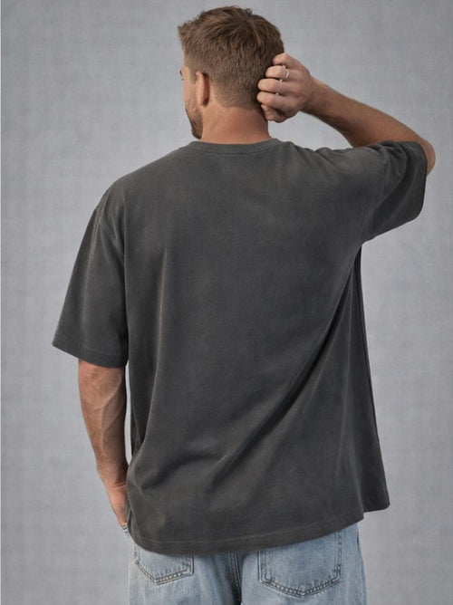 Camiseta oversized Vistaraw BOX Suedine grafite, confortável e com estilo, vista de lado mostrando o tecido e o design casual.