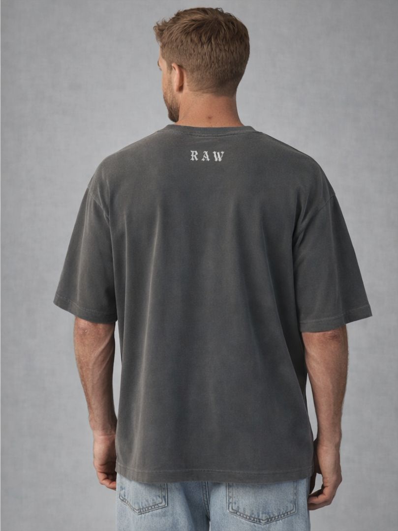 Camiseta oversized Vistaraw BOX Suedine na cor grafite, estilo confortável e casual, vista de frente em fundo neutro.